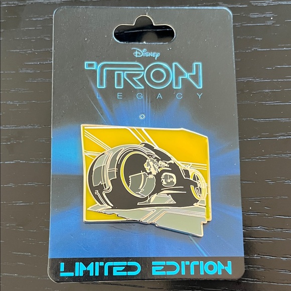Disney Soda Fountain Tron Legacy Clu Light Cycle LE 300 Pin (T-14) - Picture 1 of 12